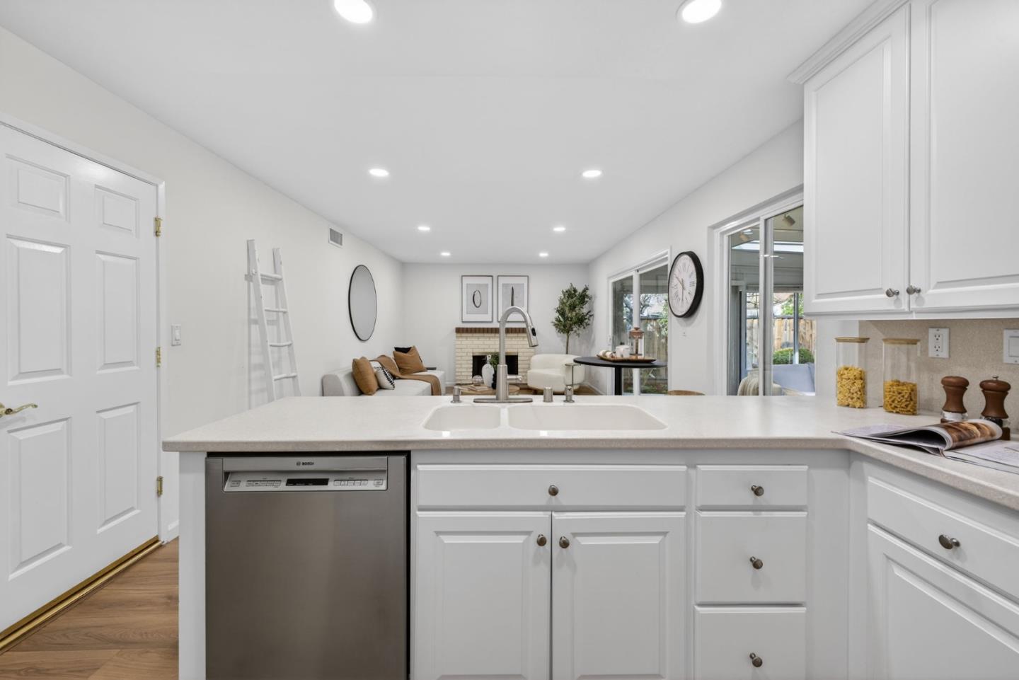 Detail Gallery Image 14 of 45 For 2733 Winfield Dr, Mountain View,  CA 94040 - 4 Beds | 2 Baths