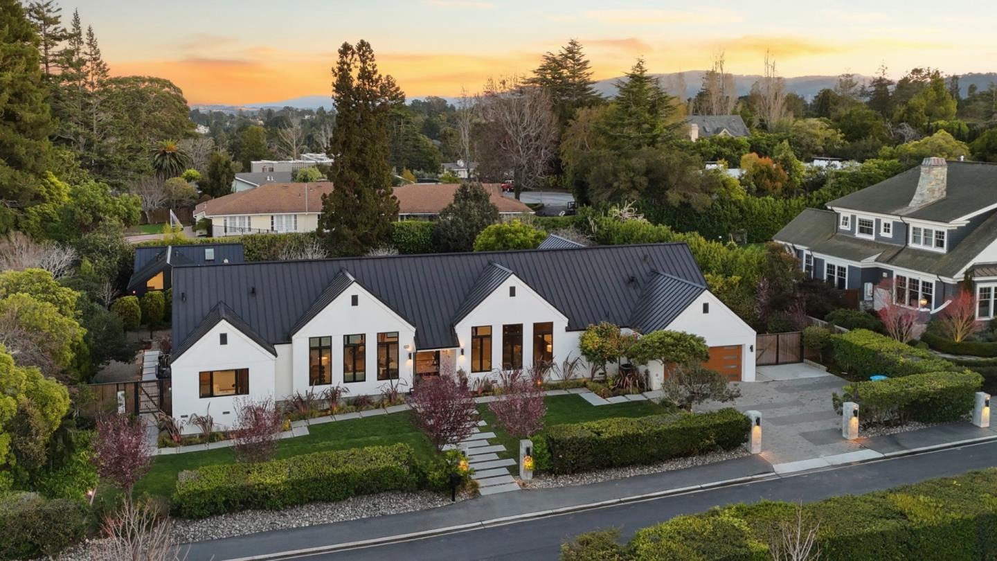 Detail Gallery Image 11 of 43 For 588 Craig Rd, Hillsborough,  CA 94010 - 5 Beds | 5 Baths