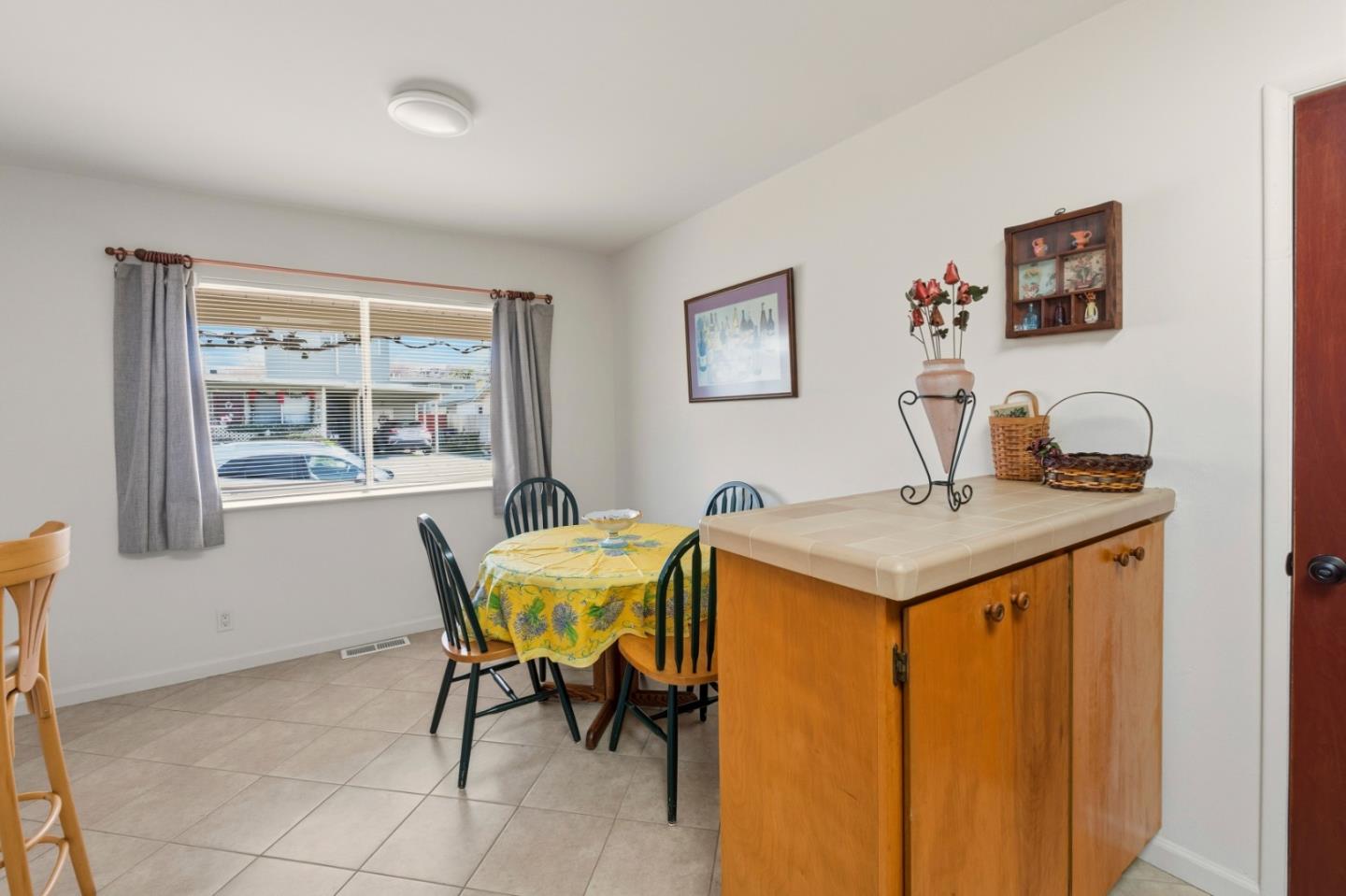 Detail Gallery Image 9 of 26 For 1313 Harding St, Seaside,  CA 93955 - 3 Beds | 2 Baths