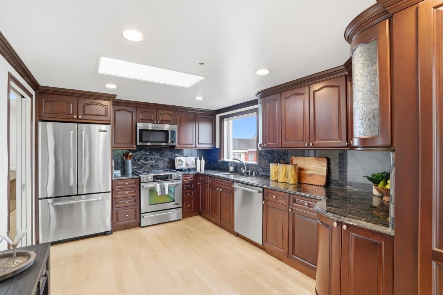 Detail Gallery Image 10 of 81 For 20 Dorado Ter #C,  San Francisco,  CA 94112 - 4 Beds | 2 Baths