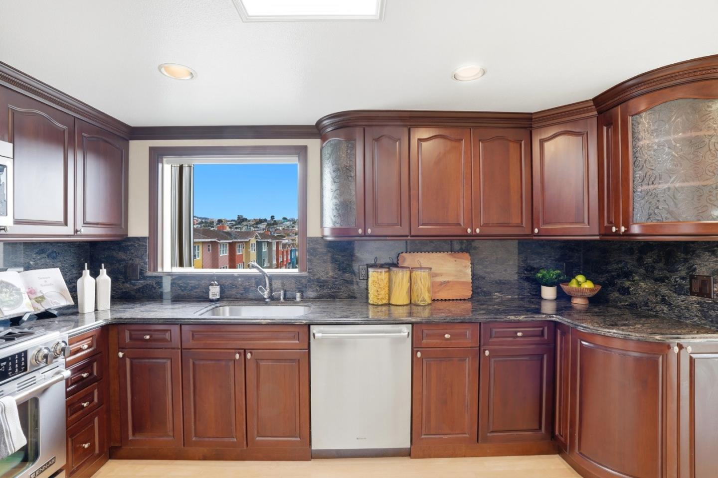 Detail Gallery Image 11 of 81 For 20 Dorado Ter #C,  San Francisco,  CA 94112 - 4 Beds | 2 Baths