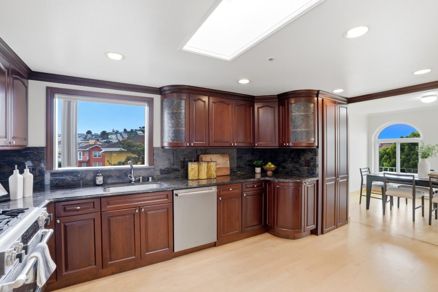 Detail Gallery Image 12 of 81 For 20 Dorado Ter #C,  San Francisco,  CA 94112 - 4 Beds | 2 Baths