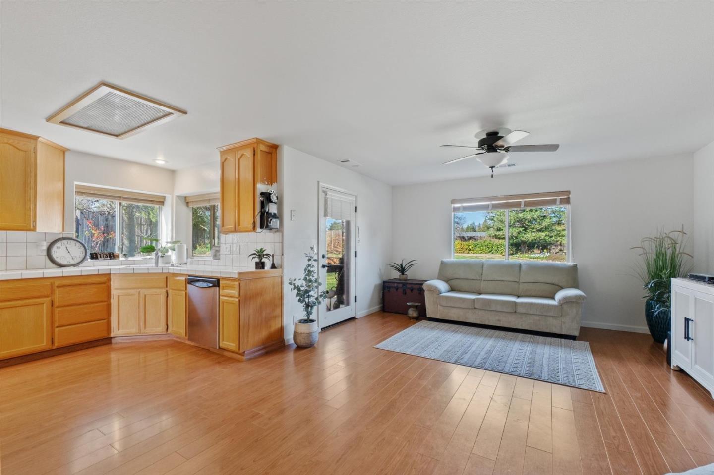 Detail Gallery Image 12 of 57 For 1426 Gladstone Ct, Redding,  CA 96001 - 3 Beds | 2 Baths