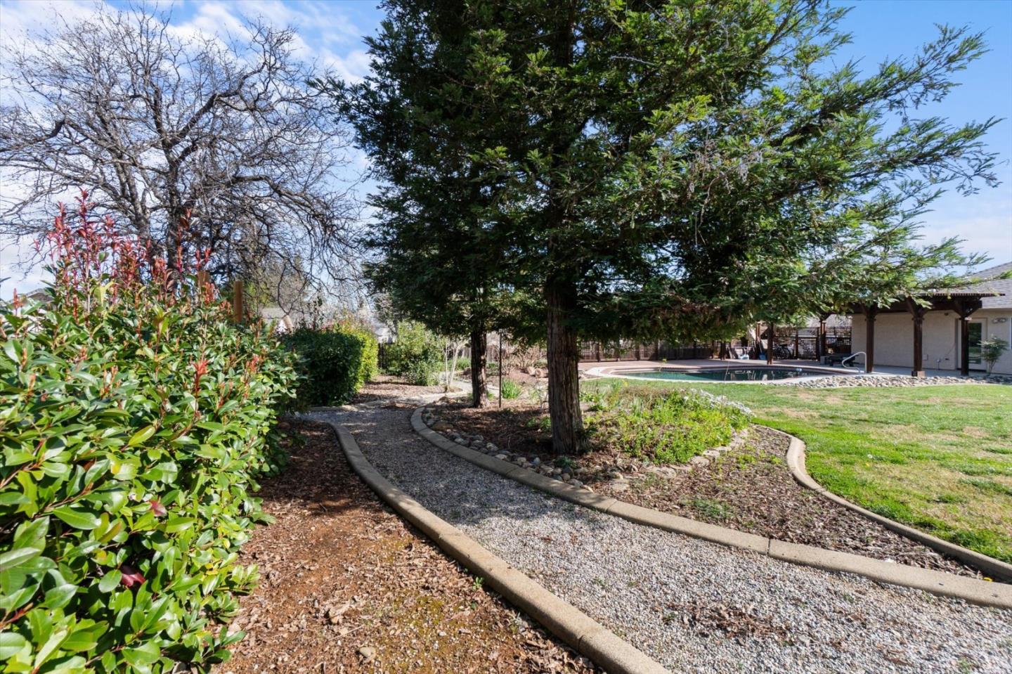 Detail Gallery Image 35 of 57 For 1426 Gladstone Ct, Redding,  CA 96001 - 3 Beds | 2 Baths