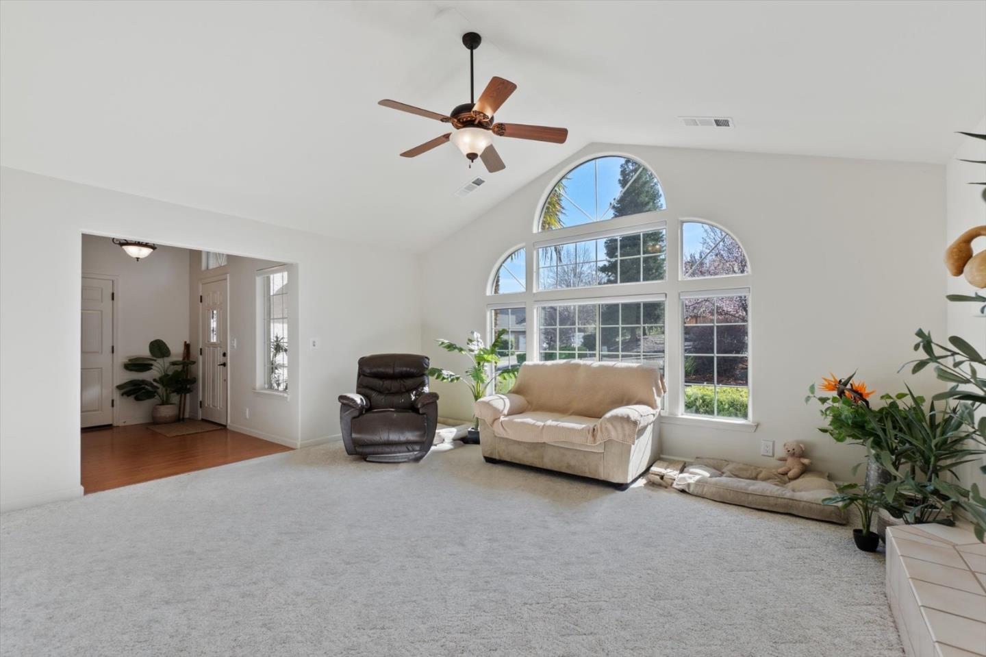 Detail Gallery Image 4 of 57 For 1426 Gladstone Ct, Redding,  CA 96001 - 3 Beds | 2 Baths