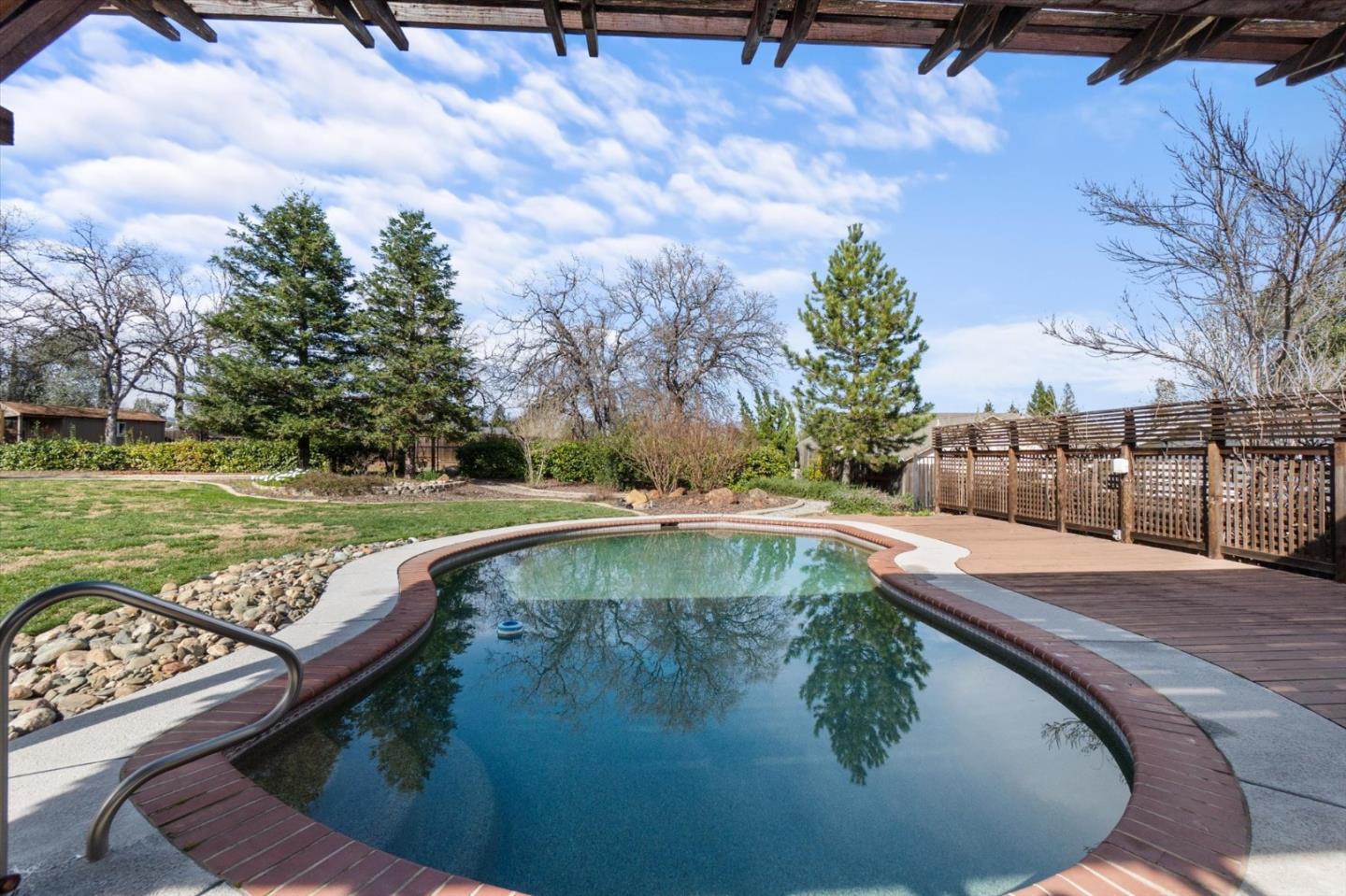 Detail Gallery Image 40 of 57 For 1426 Gladstone Ct, Redding,  CA 96001 - 3 Beds | 2 Baths