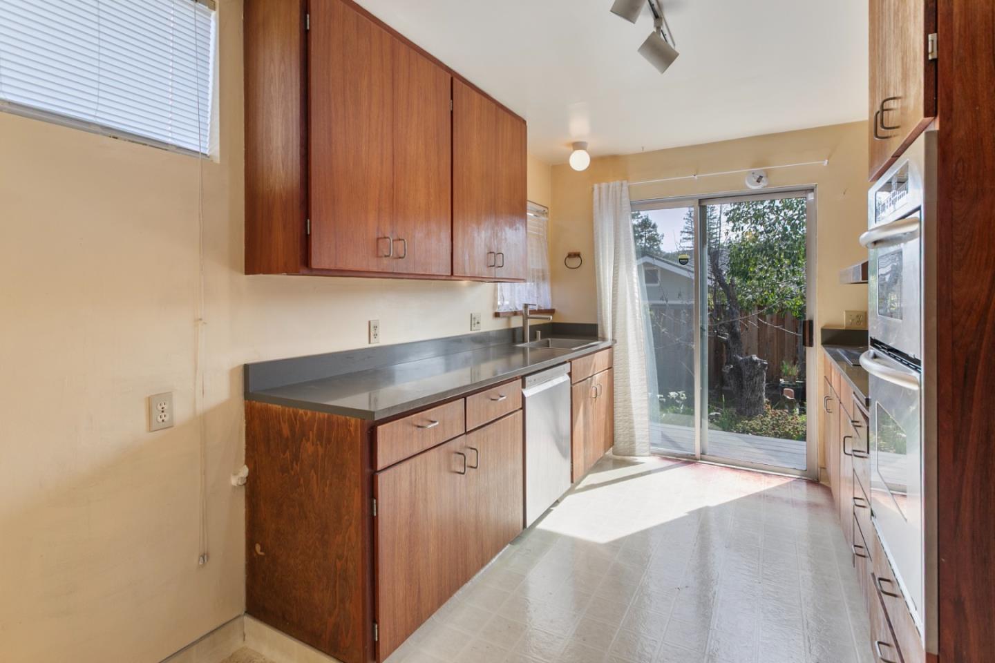 Detail Gallery Image 7 of 41 For 1731 Francis Ct, Belmont,  CA 94002 - 2 Beds | 1/1 Baths