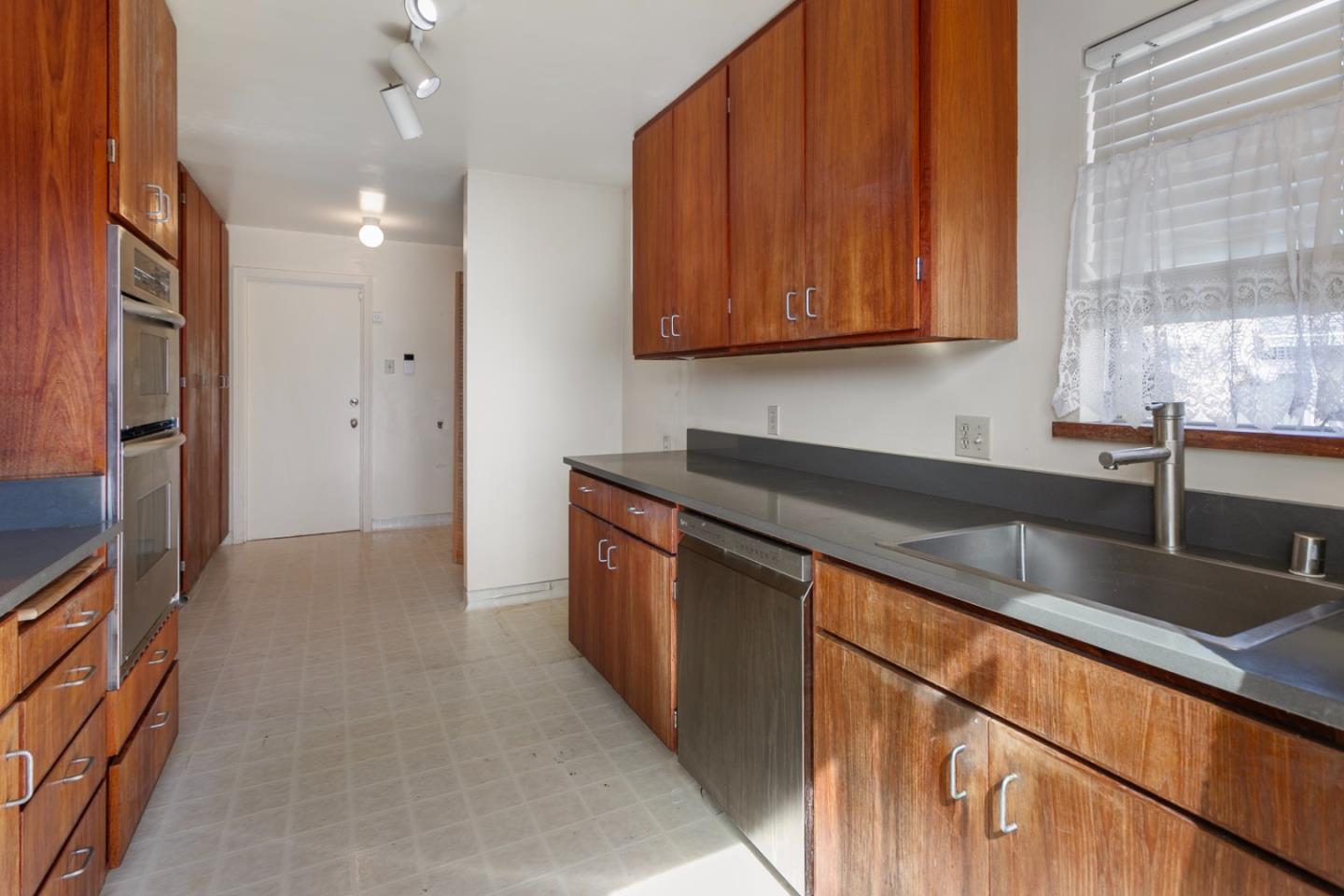 Detail Gallery Image 9 of 41 For 1731 Francis Ct, Belmont,  CA 94002 - 2 Beds | 1/1 Baths