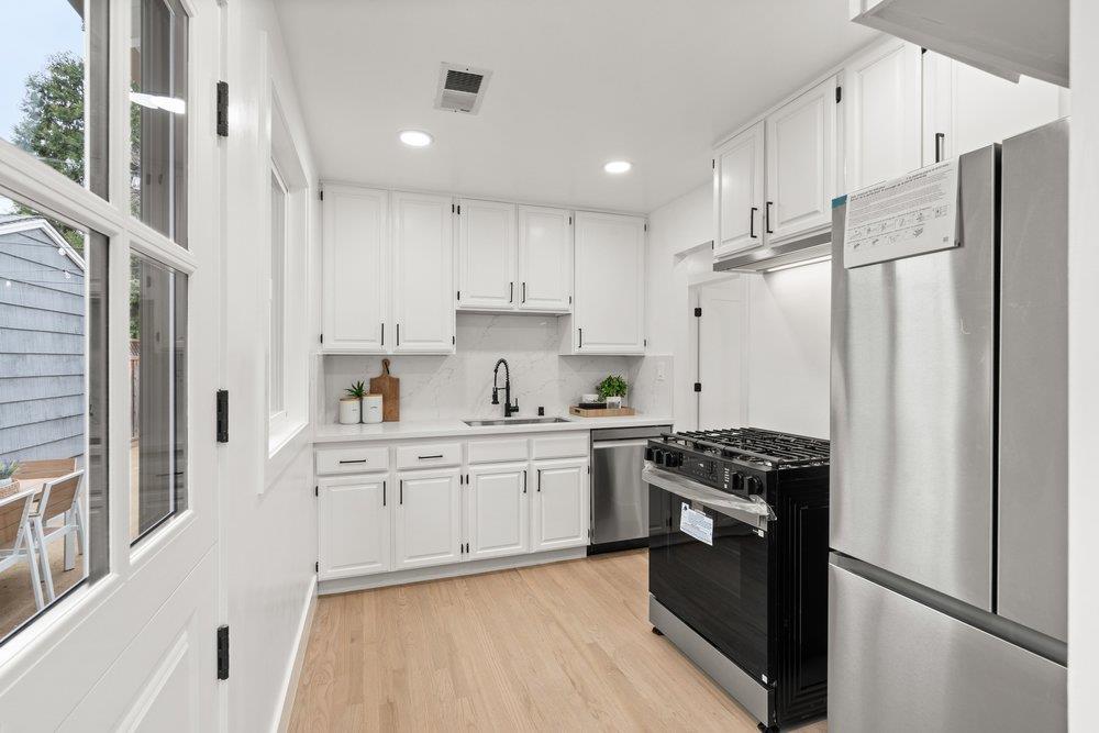 Detail Gallery Image 10 of 41 For 576 Green Manor Ct, Palo Alto,  CA 94301 - – Beds | – Baths