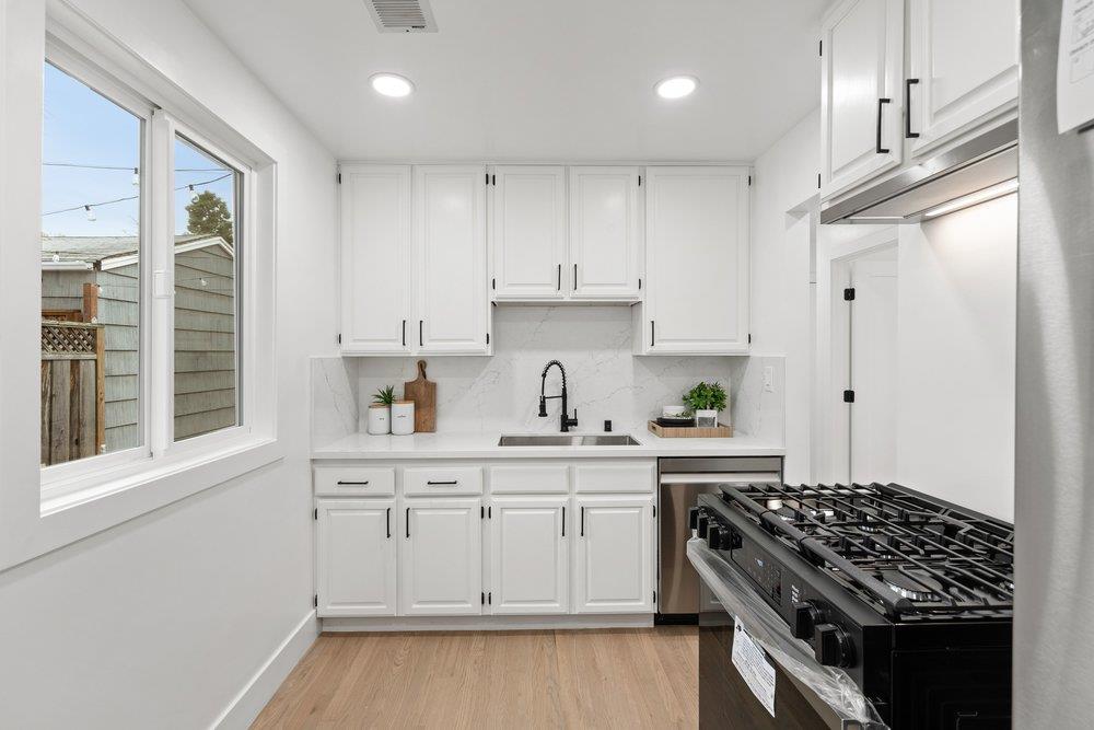 Detail Gallery Image 11 of 41 For 576 Green Manor Ct, Palo Alto,  CA 94301 - – Beds | – Baths