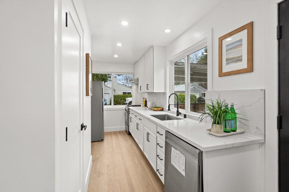 Detail Gallery Image 21 of 41 For 576 Green Manor Ct, Palo Alto,  CA 94301 - – Beds | – Baths