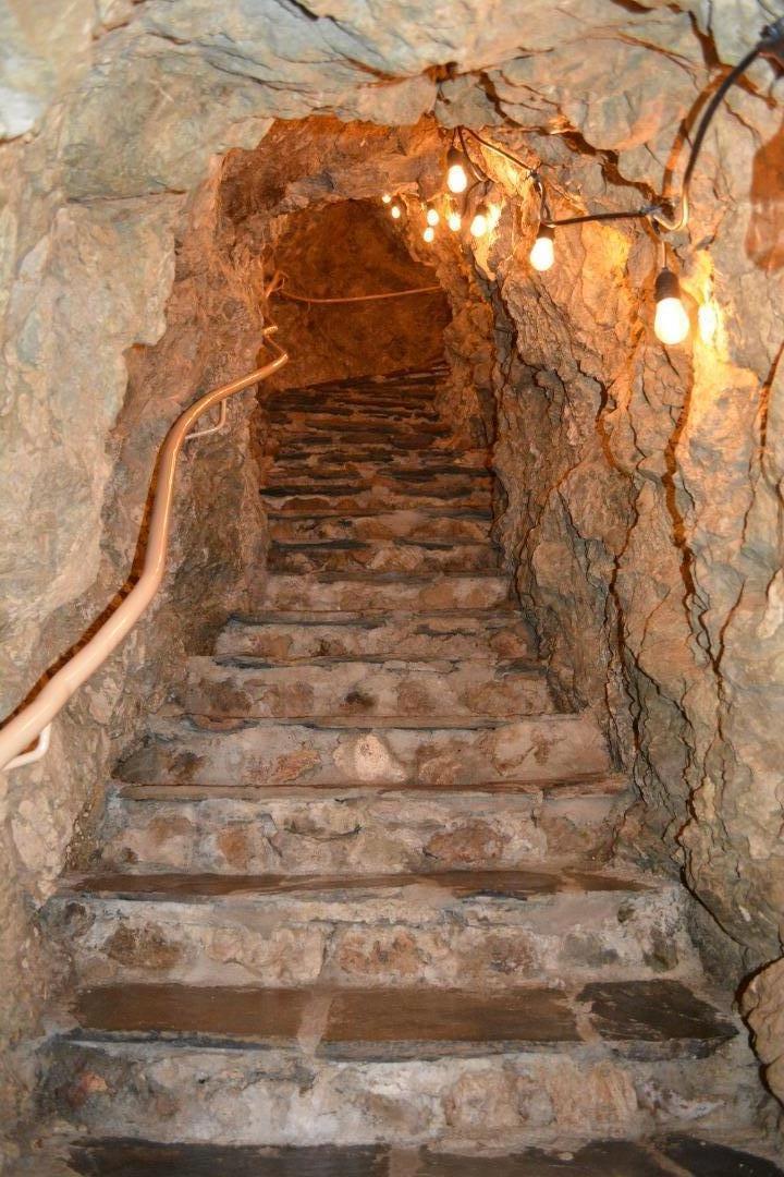 Detail Gallery Image 28 of 37 For 3035 Canyon Rd, Burlingame,  CA 94010 - 5 Beds | 4 Baths