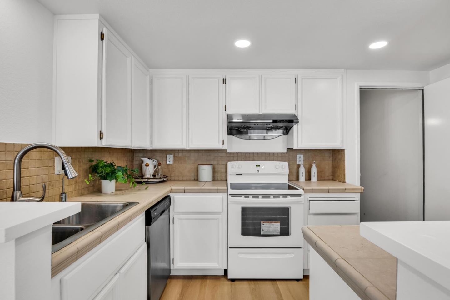 Detail Gallery Image 9 of 30 For 34631 Pueblo Ter, Fremont,  CA 94555 - 2 Beds | 2 Baths