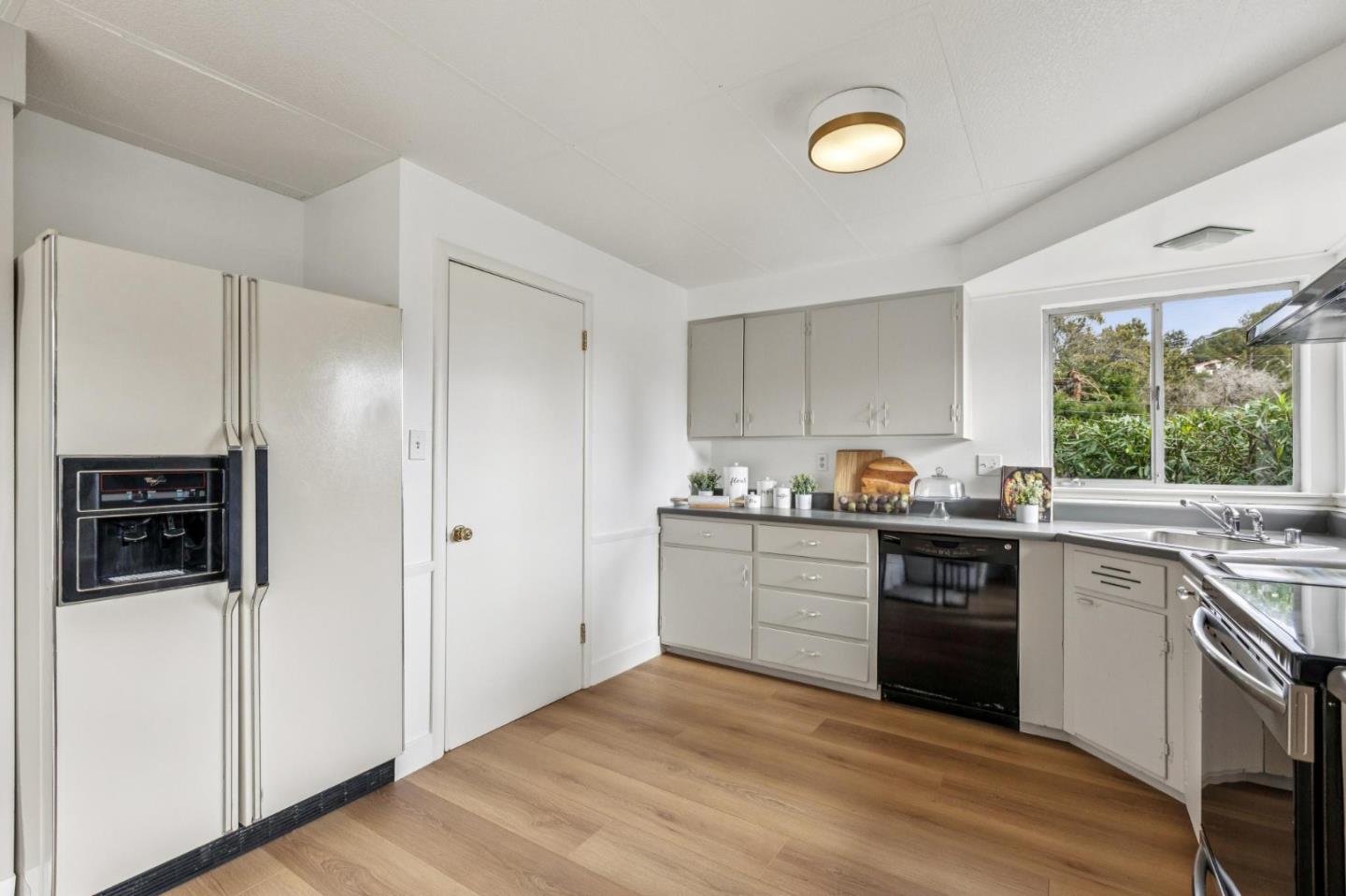 Detail Gallery Image 16 of 43 For 602 Alameda De Las Pulgas, Belmont,  CA 94002 - 3 Beds | 2 Baths