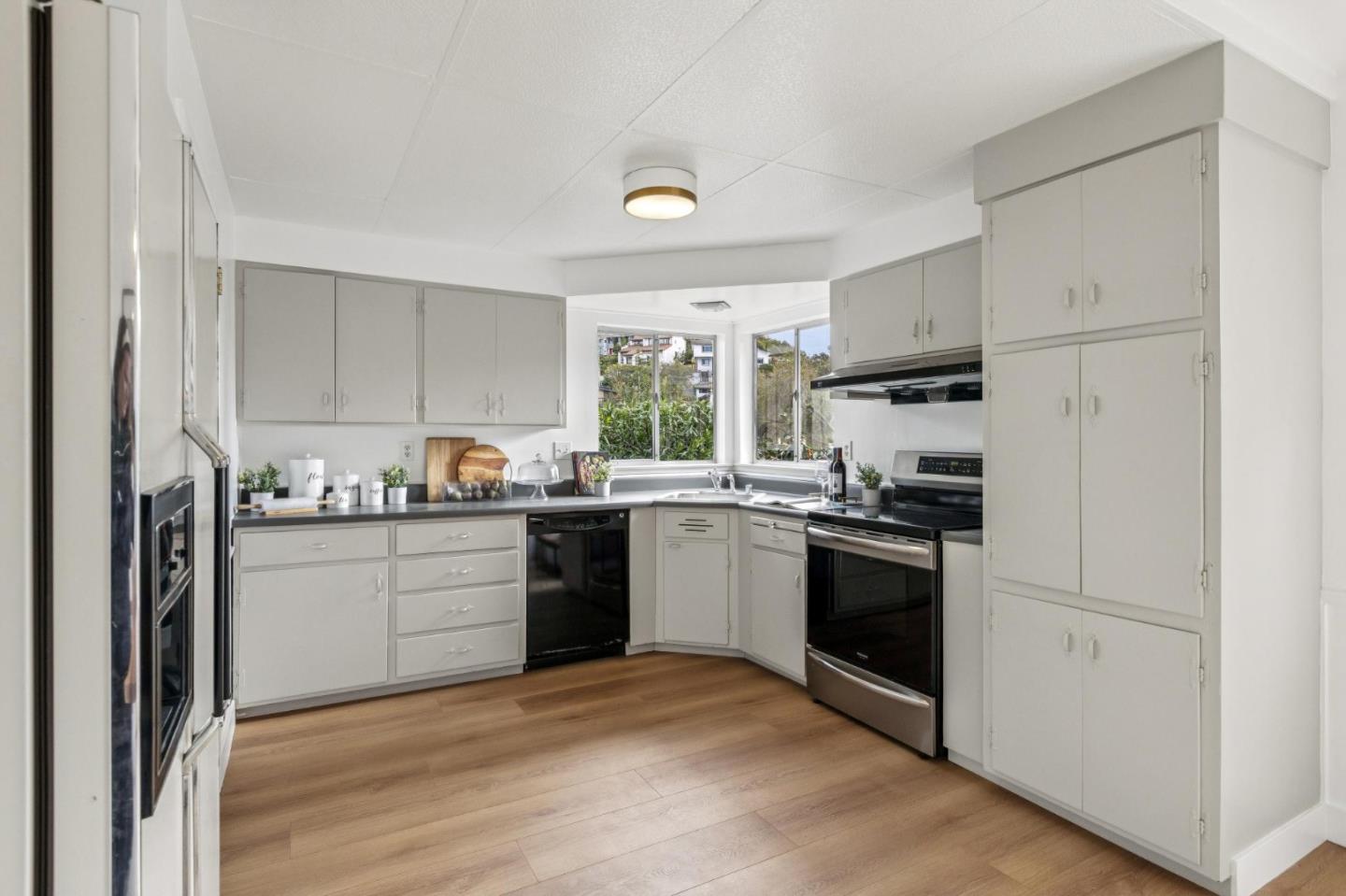 Detail Gallery Image 17 of 43 For 602 Alameda De Las Pulgas, Belmont,  CA 94002 - 3 Beds | 2 Baths