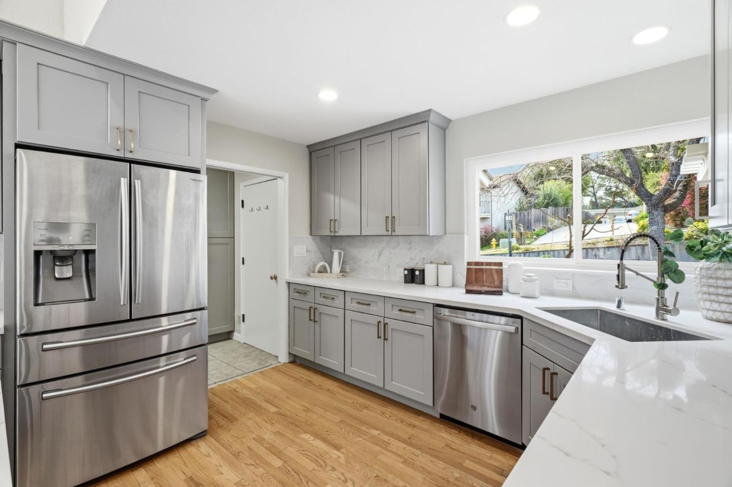 Detail Gallery Image 15 of 39 For 10140 Hillcrest Rd, Cupertino,  CA 95014 - 4 Beds | 2 Baths