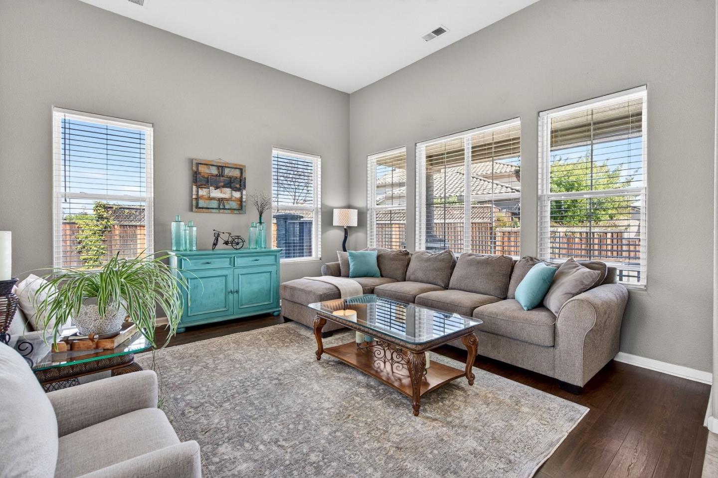 Detail Gallery Image 11 of 63 For 866 Covey Ct, Hollister,  CA 95023 - 5 Beds | 3/1 Baths