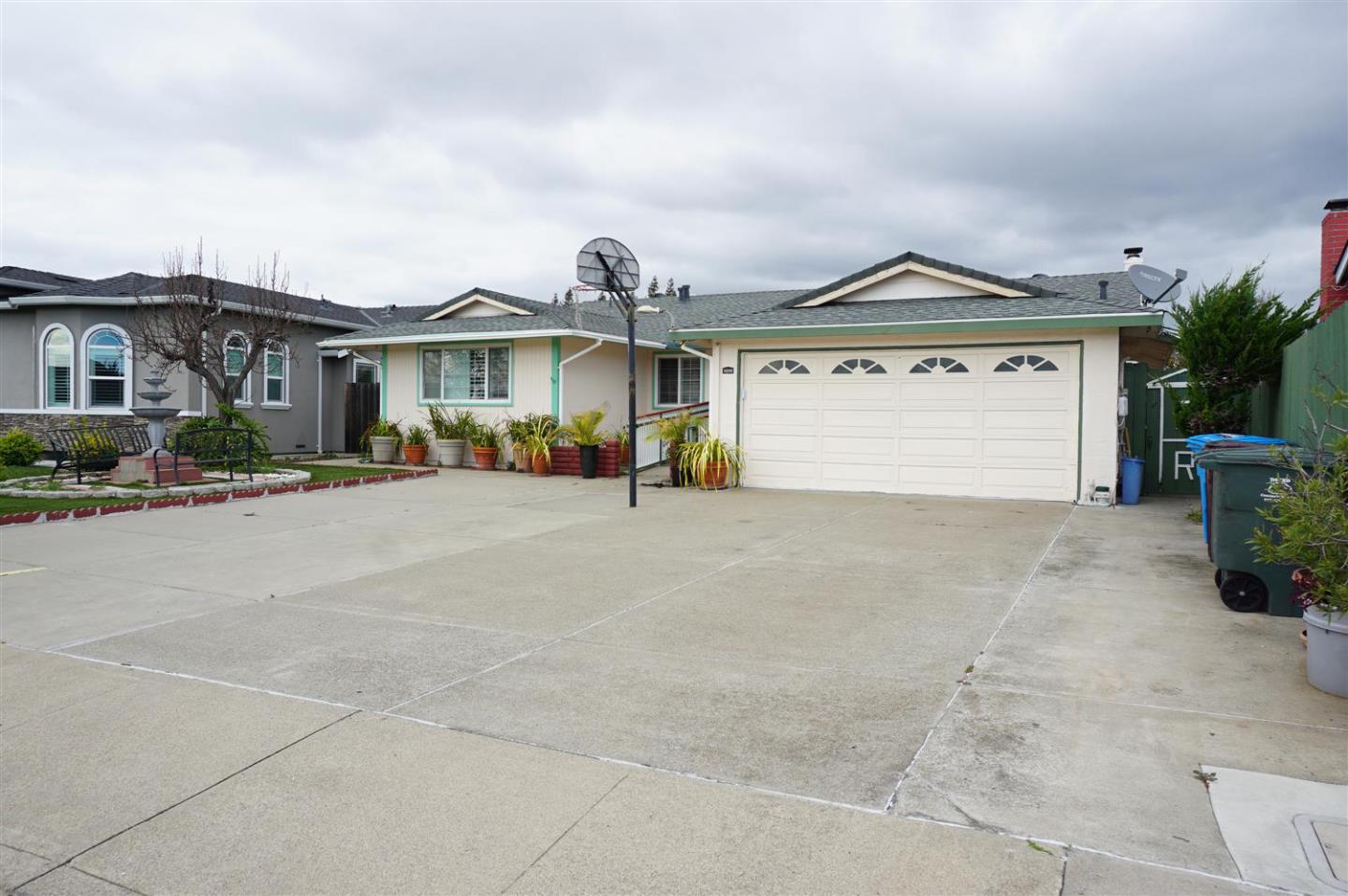 Detail Gallery Image 2 of 28 For 32262 Crest Ln, Union City,  CA 94587 - 6 Beds | 2 Baths