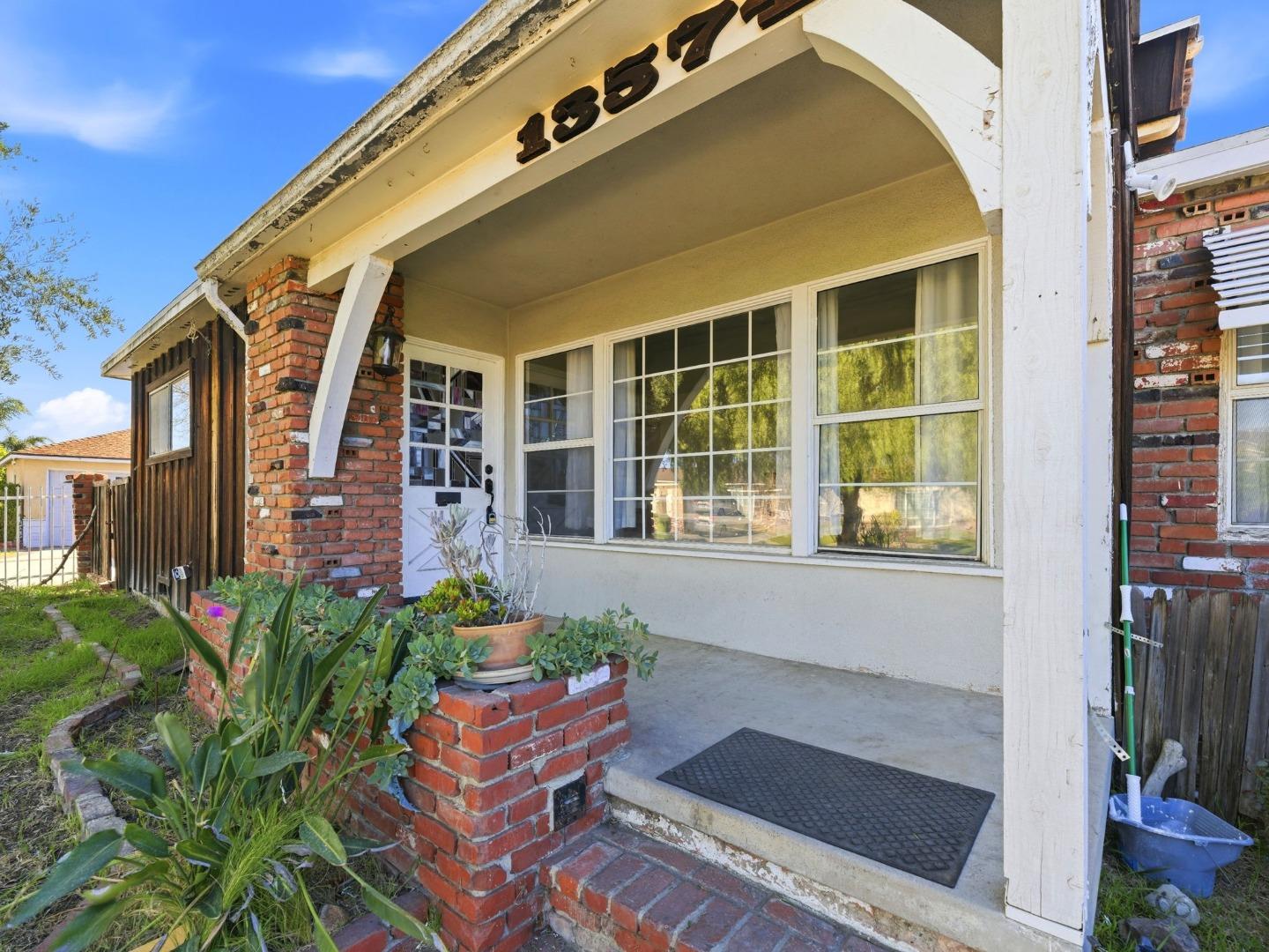 Detail Gallery Image 4 of 22 For 13574 Ottoman St, Arleta,  CA 91331 - 3 Beds | 2 Baths