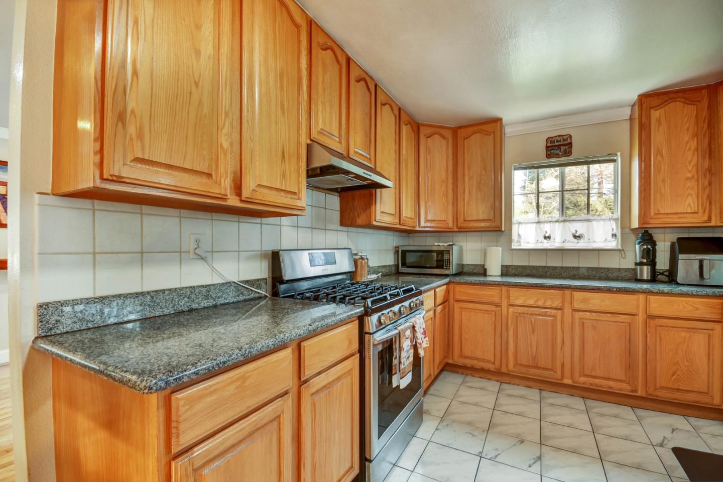 Detail Gallery Image 13 of 38 For 204 Park St, Redwood City,  CA 94061 - 4 Beds | 2 Baths