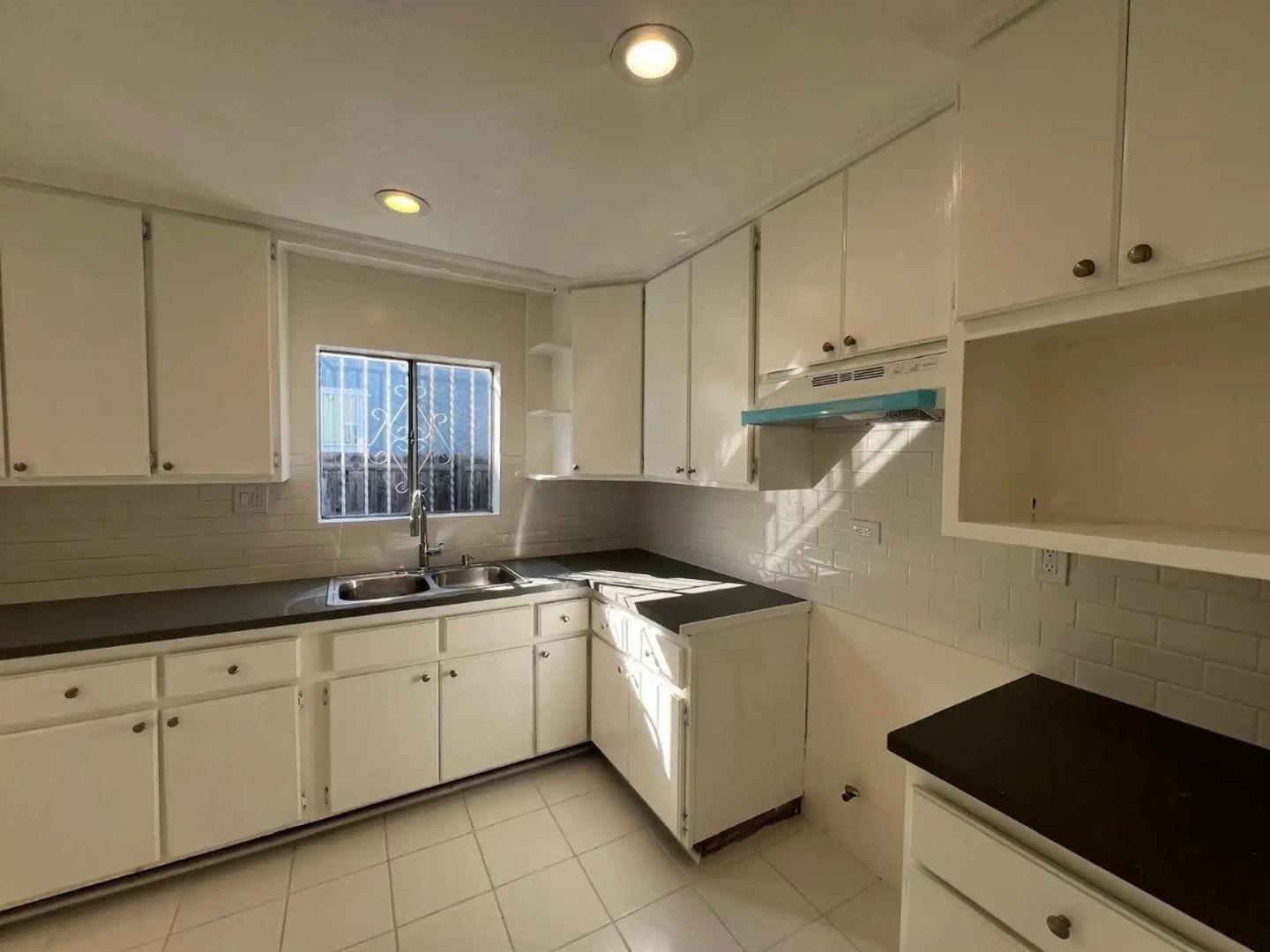 Detail Gallery Image 3 of 7 For 1110 W 92nd St, Los Angeles,  CA 90044 - 3 Beds | 2/1 Baths