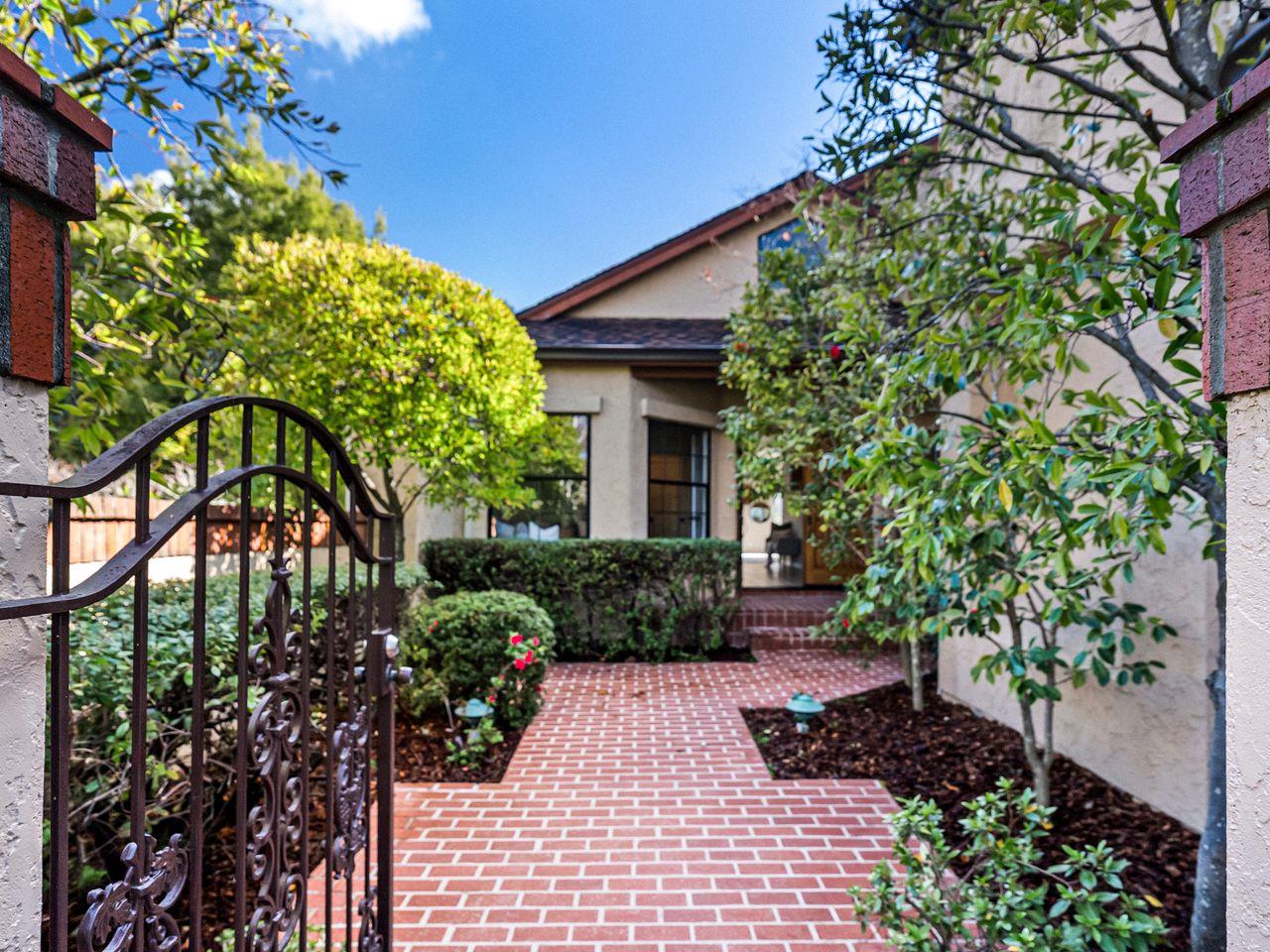 Detail Gallery Image 3 of 46 For 6 Woodridge Ct, Redwood City,  CA 94061 - 4 Beds | 3 Baths