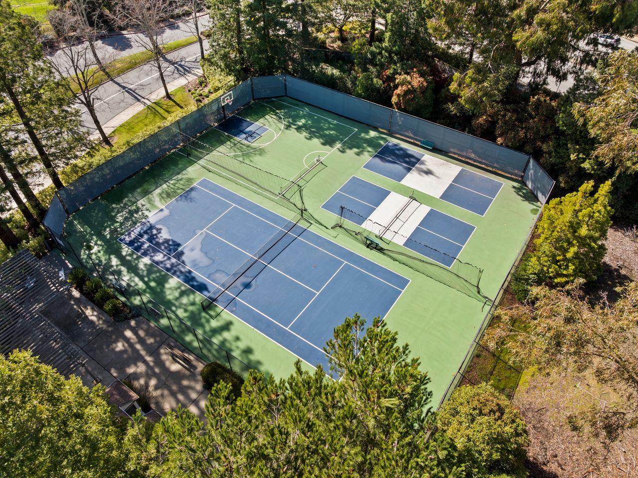 Detail Gallery Image 43 of 46 For 6 Woodridge Ct, Redwood City,  CA 94061 - 4 Beds | 3 Baths