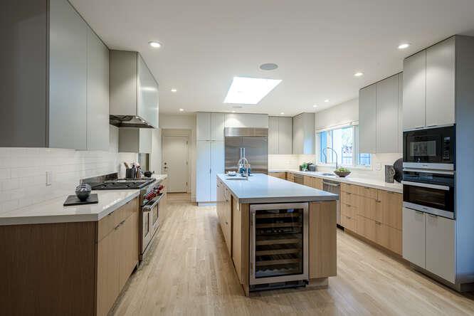 Detail Gallery Image 16 of 73 For 747 Bromfield Rd, Hillsborough,  CA 94010 - 4 Beds | 4/1 Baths