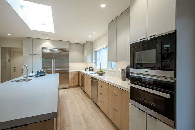 Detail Gallery Image 17 of 73 For 747 Bromfield Rd, Hillsborough,  CA 94010 - 4 Beds | 4/1 Baths