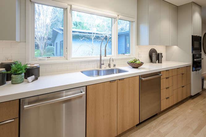 Detail Gallery Image 19 of 73 For 747 Bromfield Rd, Hillsborough,  CA 94010 - 4 Beds | 4/1 Baths