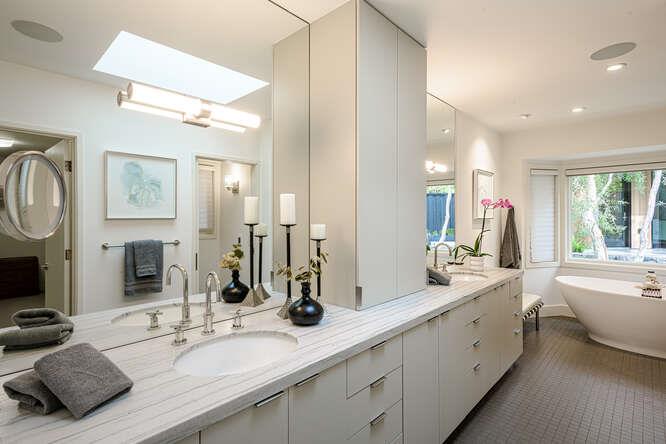 Detail Gallery Image 28 of 73 For 747 Bromfield Rd, Hillsborough,  CA 94010 - 4 Beds | 4/1 Baths