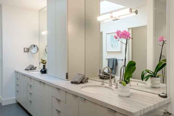 Detail Gallery Image 31 of 73 For 747 Bromfield Rd, Hillsborough,  CA 94010 - 4 Beds | 4/1 Baths