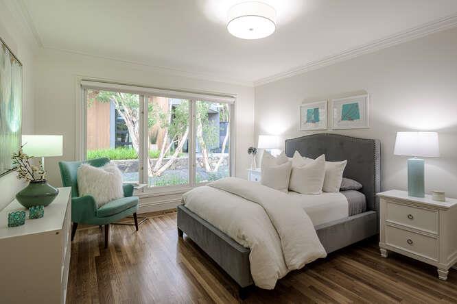 Detail Gallery Image 37 of 73 For 747 Bromfield Rd, Hillsborough,  CA 94010 - 4 Beds | 4/1 Baths