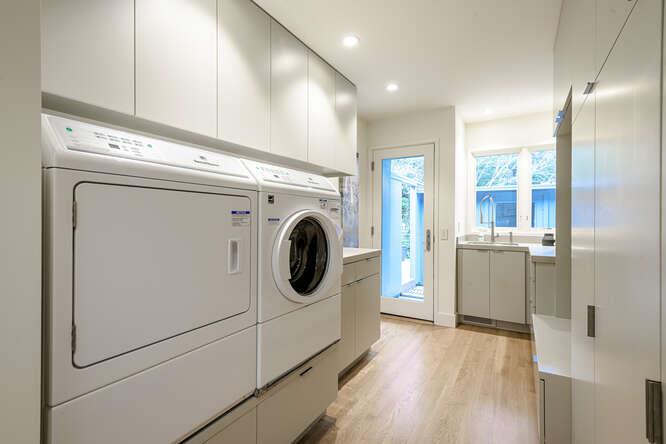 Detail Gallery Image 45 of 73 For 747 Bromfield Rd, Hillsborough,  CA 94010 - 4 Beds | 4/1 Baths