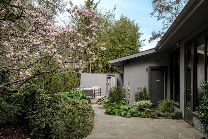 Detail Gallery Image 49 of 73 For 747 Bromfield Rd, Hillsborough,  CA 94010 - 4 Beds | 4/1 Baths