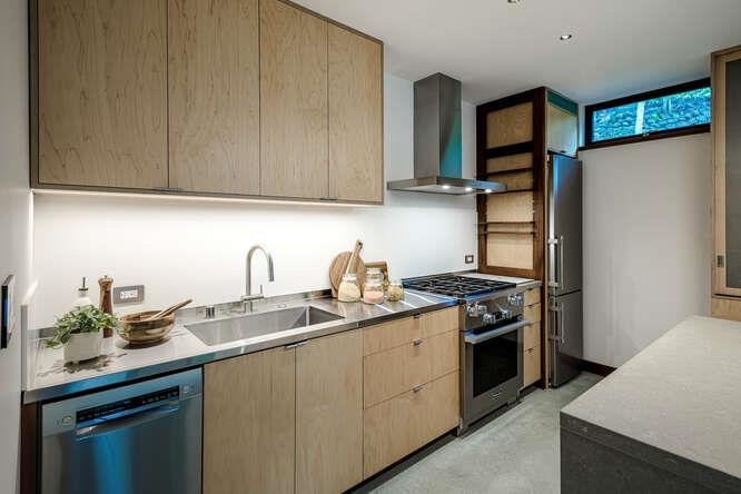 Detail Gallery Image 63 of 73 For 747 Bromfield Rd, Hillsborough,  CA 94010 - 4 Beds | 4/1 Baths