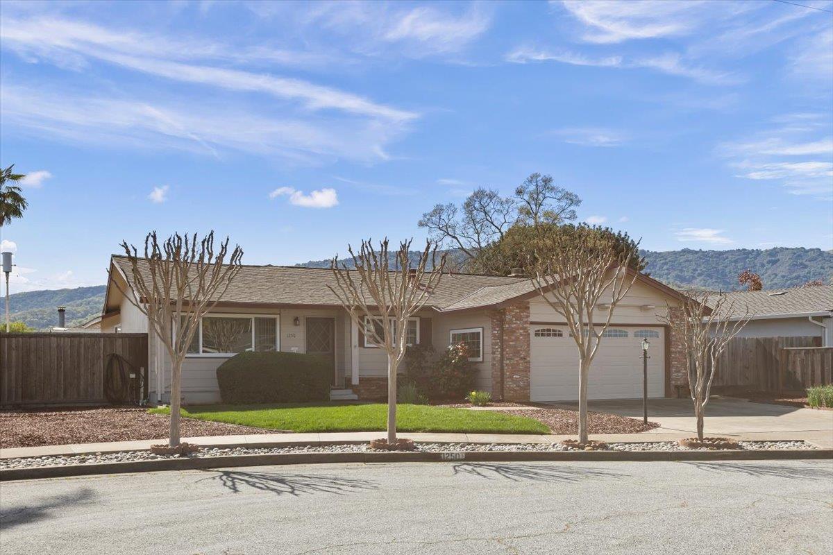 Detail Gallery Image 4 of 29 For 1250 Driftwood, Gilroy,  CA 95020 - 3 Beds | 2 Baths