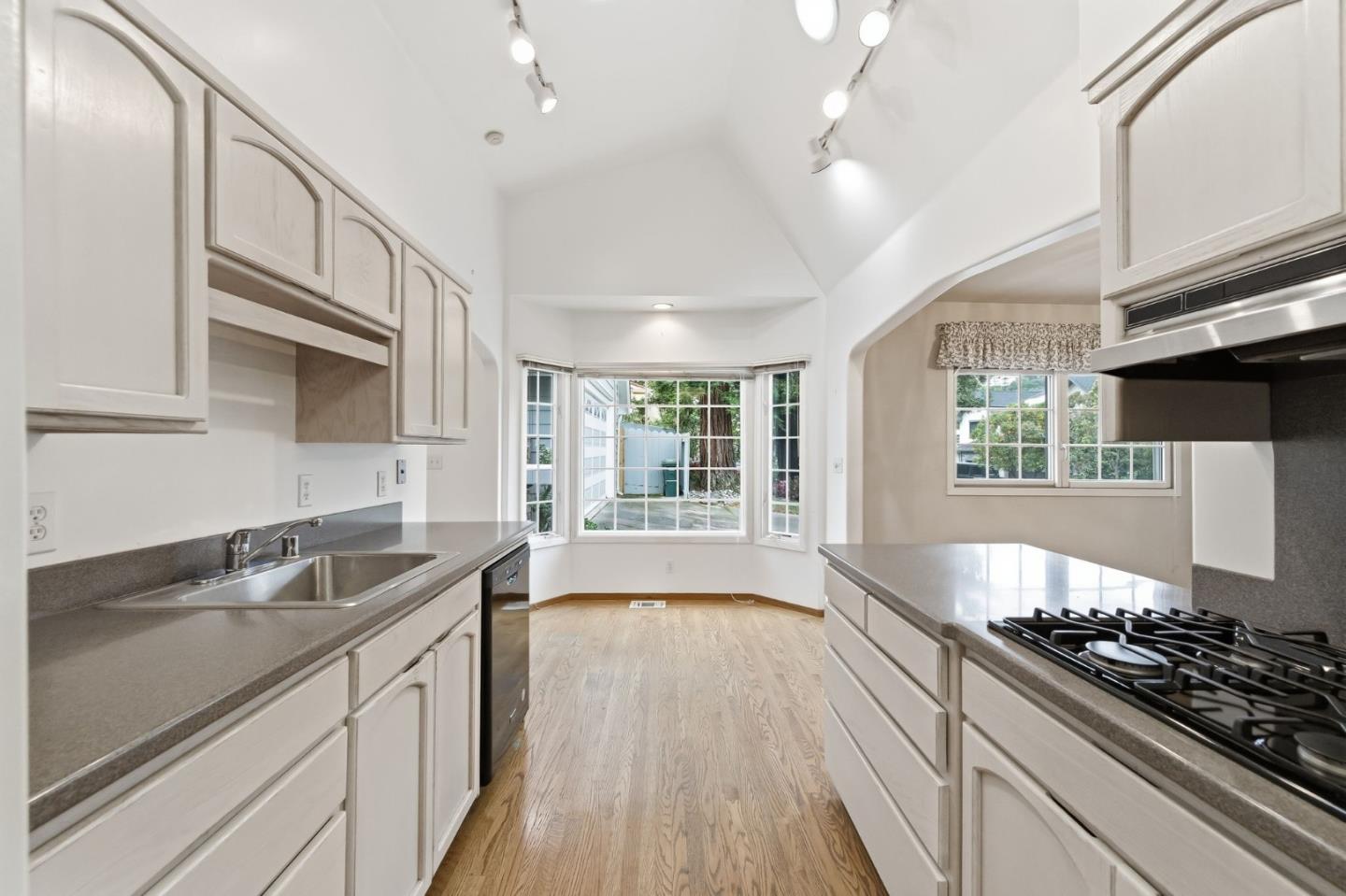 Detail Gallery Image 21 of 55 For 21 Cobblestone Ln, San Carlos,  CA 94070 - 3 Beds | 3 Baths