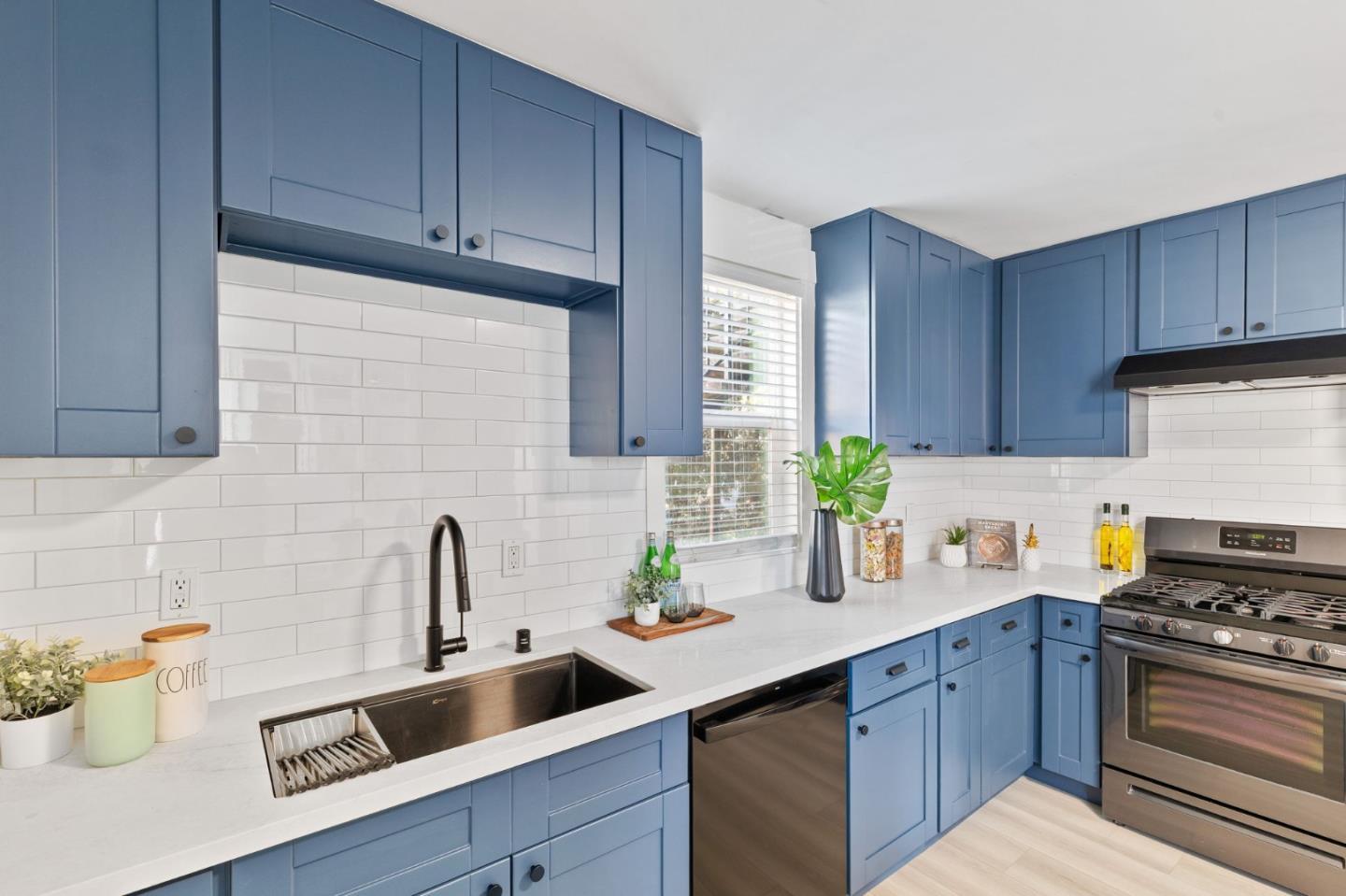 Detail Gallery Image 13 of 41 For 112 Peabody St, San Francisco,  CA 94134 - 4 Beds | 1/1 Baths