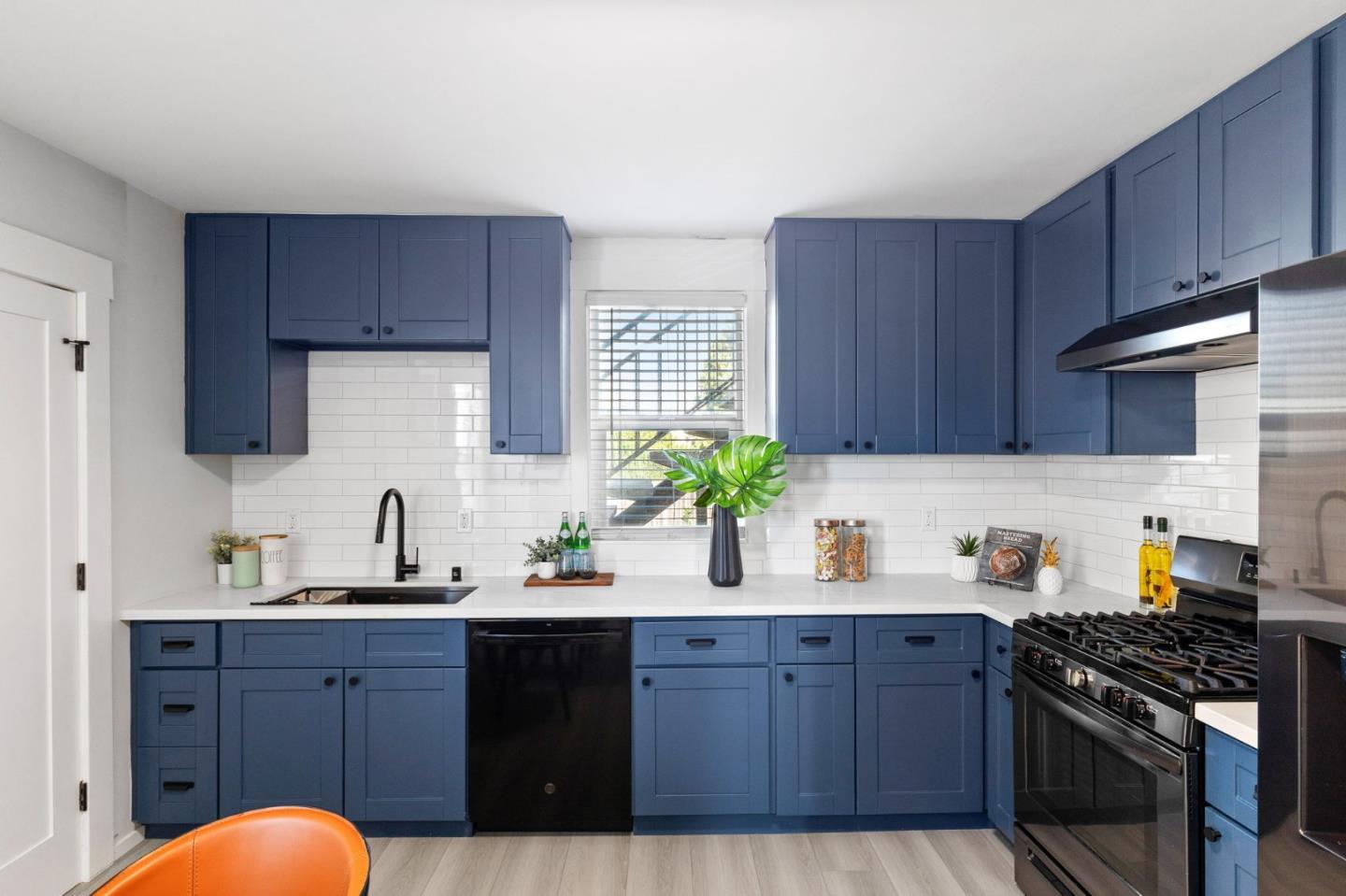 Detail Gallery Image 15 of 41 For 112 Peabody St, San Francisco,  CA 94134 - 4 Beds | 1/1 Baths