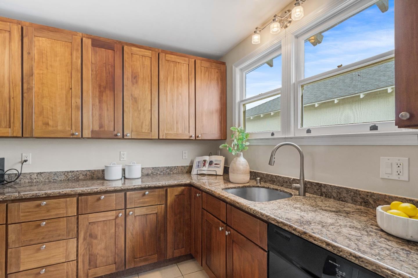 Detail Gallery Image 12 of 41 For 656 Myrtle St, Half Moon Bay,  CA 94019 - 2 Beds | 1 Baths