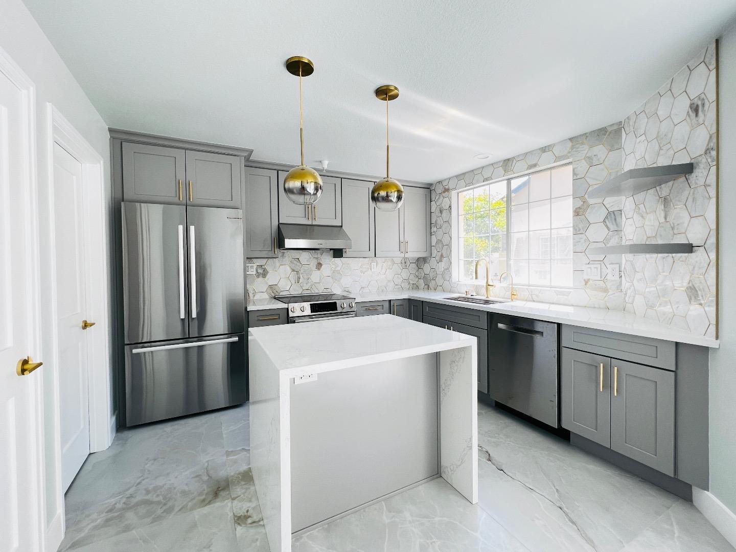 Detail Gallery Image 3 of 20 For 4173 El Camino Real #34,  Palo Alto,  CA 94306 - 3 Beds | 3/1 Baths