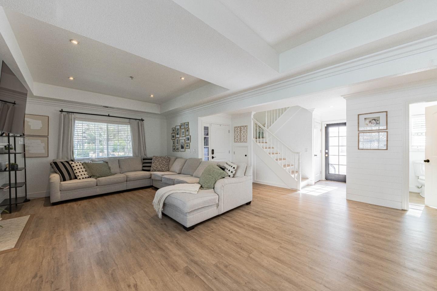 Detail Gallery Image 8 of 38 For 18 Hancock Cir, Salinas,  CA 93906 - 3 Beds | 2/1 Baths