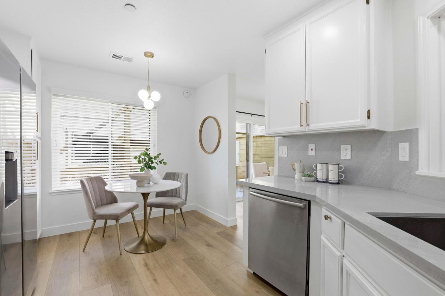 Detail Gallery Image 11 of 33 For 982 La Mesa Ter #E,  Sunnyvale,  CA 94086 - 3 Beds | 2/1 Baths