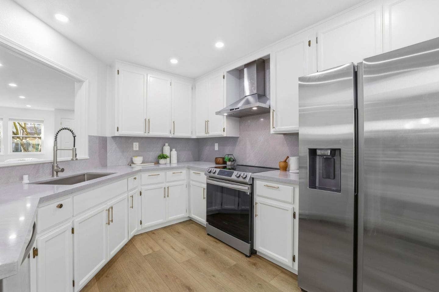 Detail Gallery Image 12 of 33 For 982 La Mesa Ter #E,  Sunnyvale,  CA 94086 - 3 Beds | 2/1 Baths