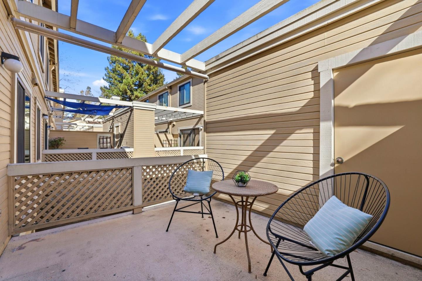 Detail Gallery Image 15 of 33 For 982 La Mesa Ter #E,  Sunnyvale,  CA 94086 - 3 Beds | 2/1 Baths