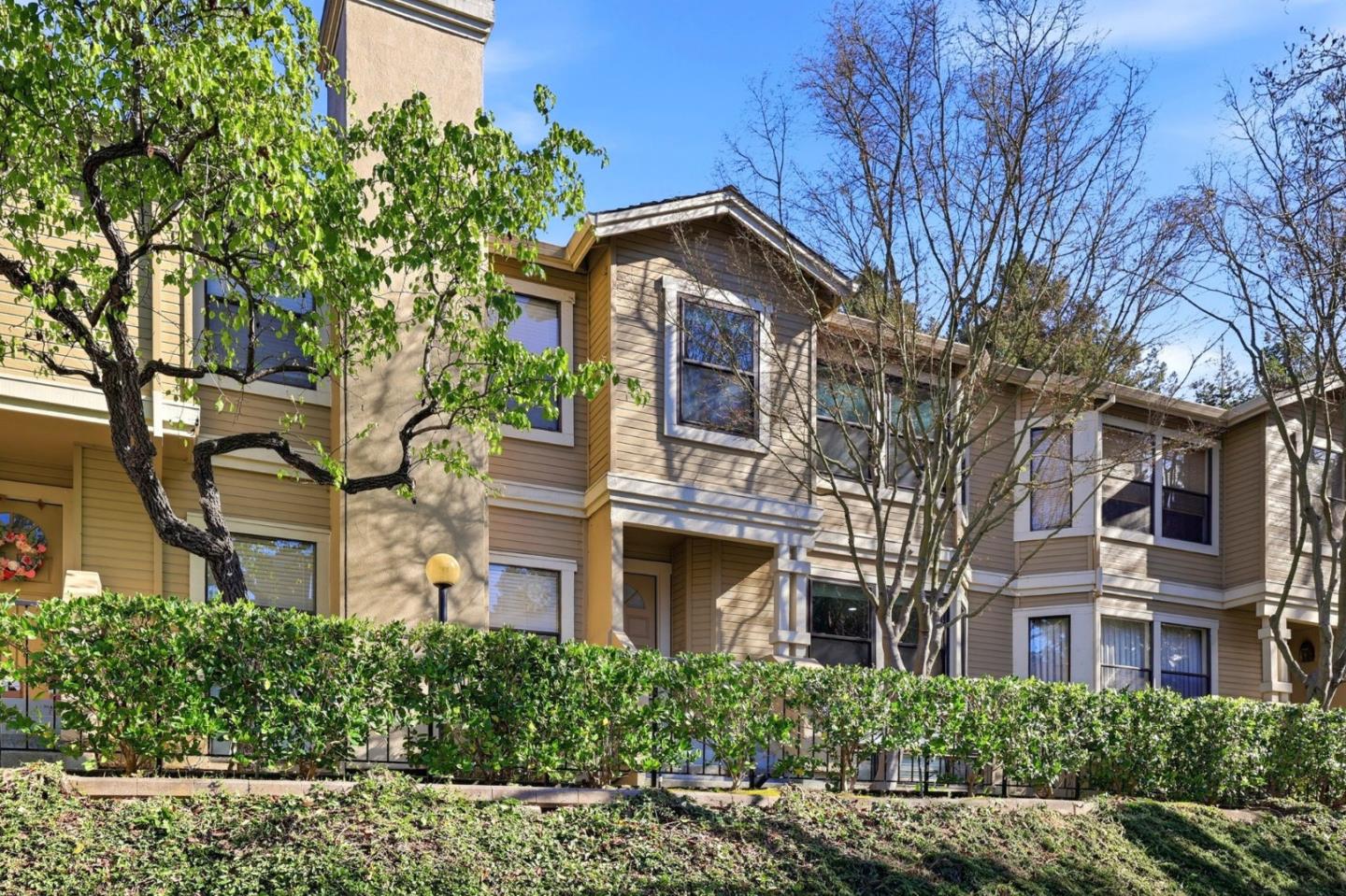 Detail Gallery Image 2 of 33 For 982 La Mesa Ter #E,  Sunnyvale,  CA 94086 - 3 Beds | 2/1 Baths