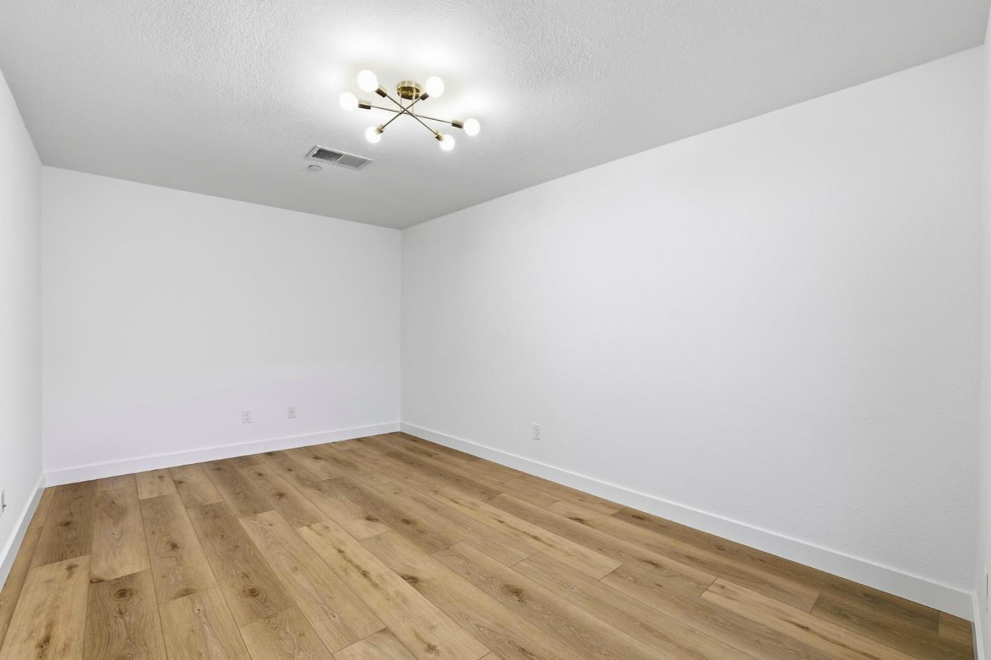 Detail Gallery Image 28 of 33 For 982 La Mesa Ter #E,  Sunnyvale,  CA 94086 - 3 Beds | 2/1 Baths