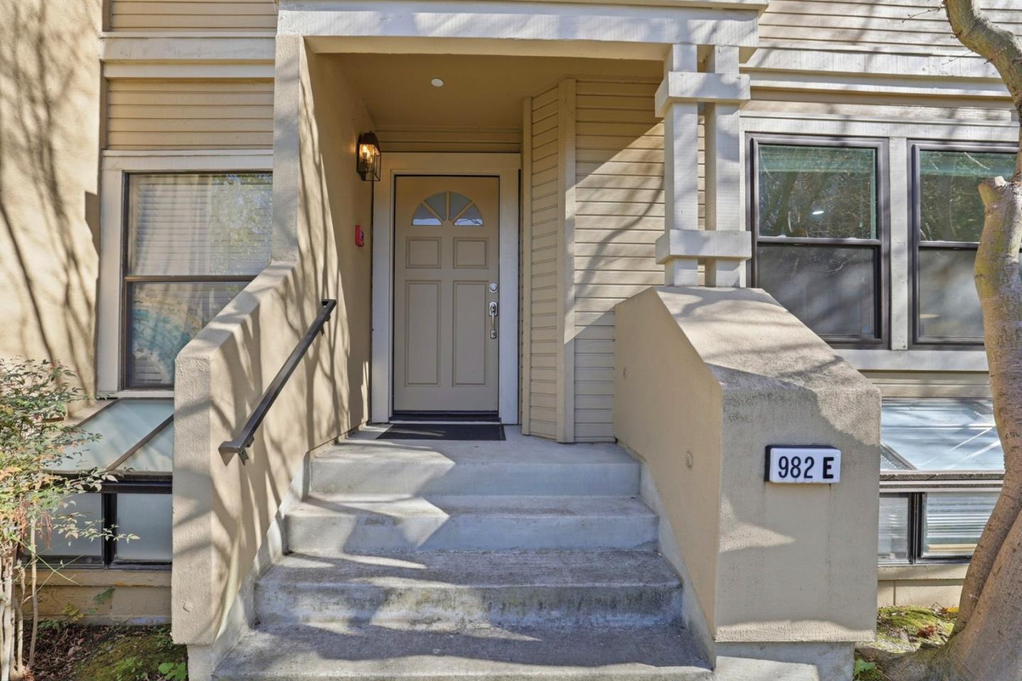 Detail Gallery Image 4 of 33 For 982 La Mesa Ter #E,  Sunnyvale,  CA 94086 - 3 Beds | 2/1 Baths