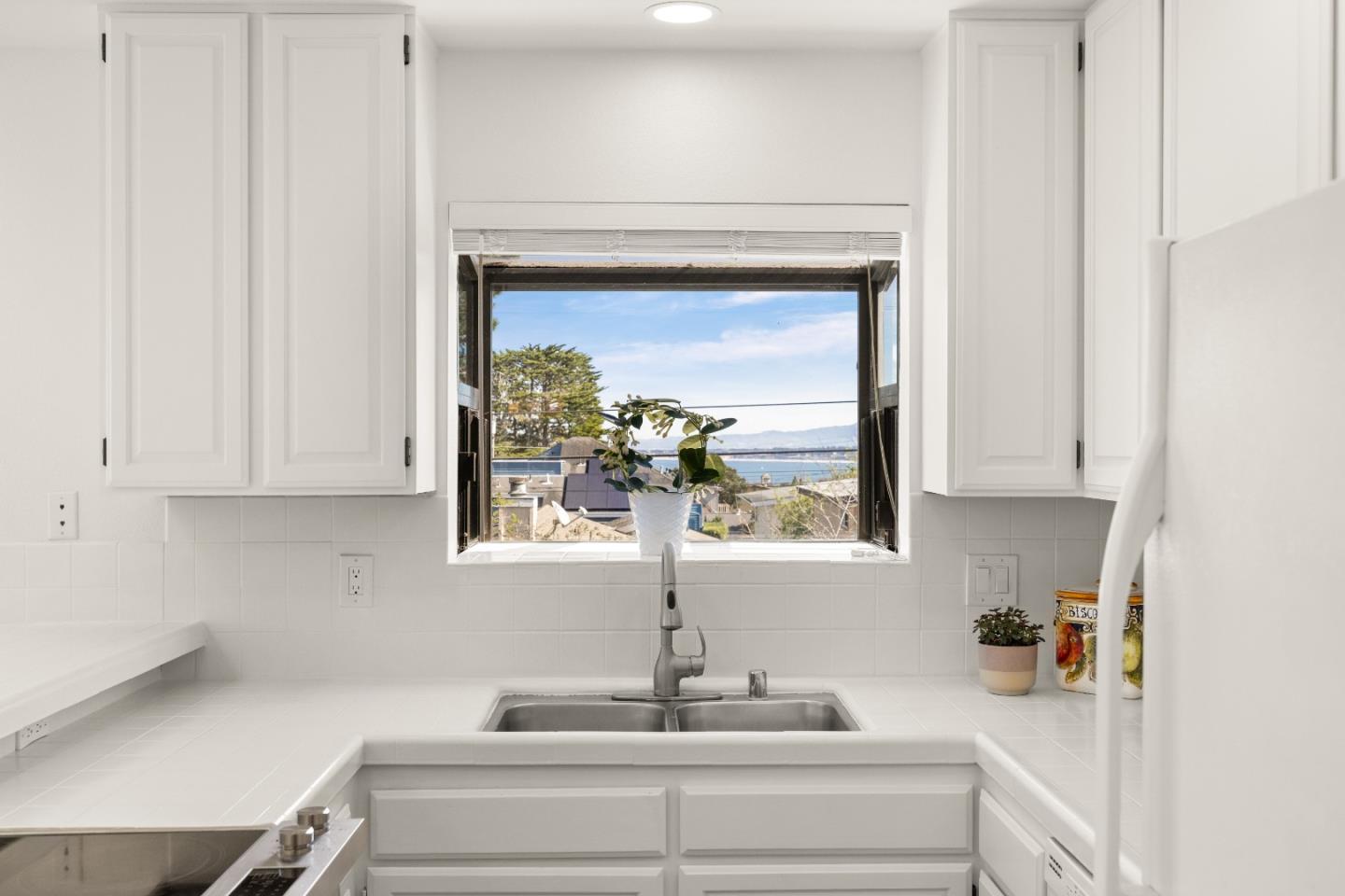 Detail Gallery Image 14 of 40 For 1201 Hoffman Ave, Monterey,  CA 93940 - 3 Beds | 2 Baths